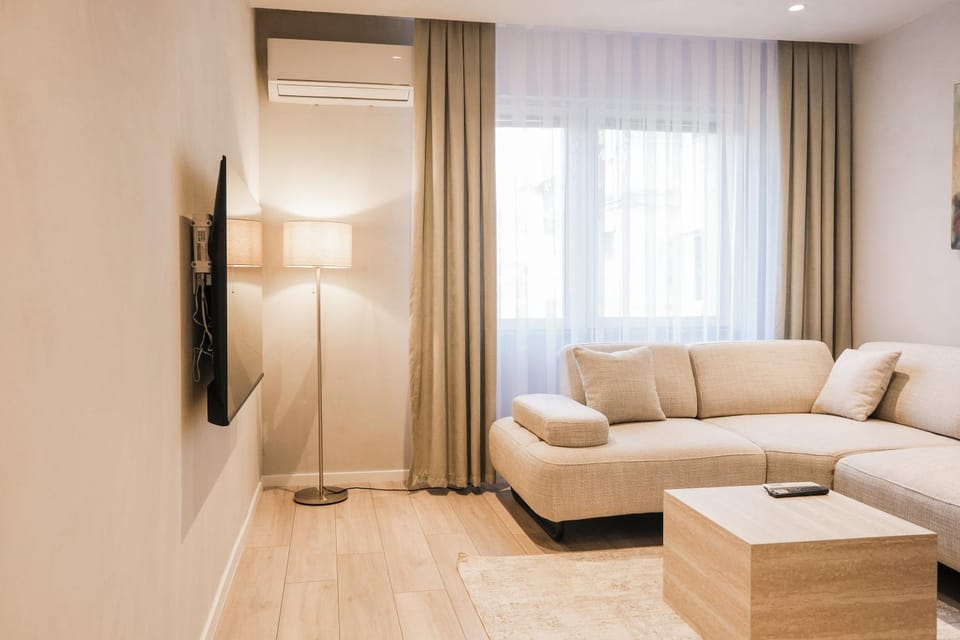 TV and multimedia, Living room, Seating area, air conditioner