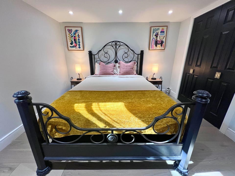 Bed, Photo of the whole room, Bedroom