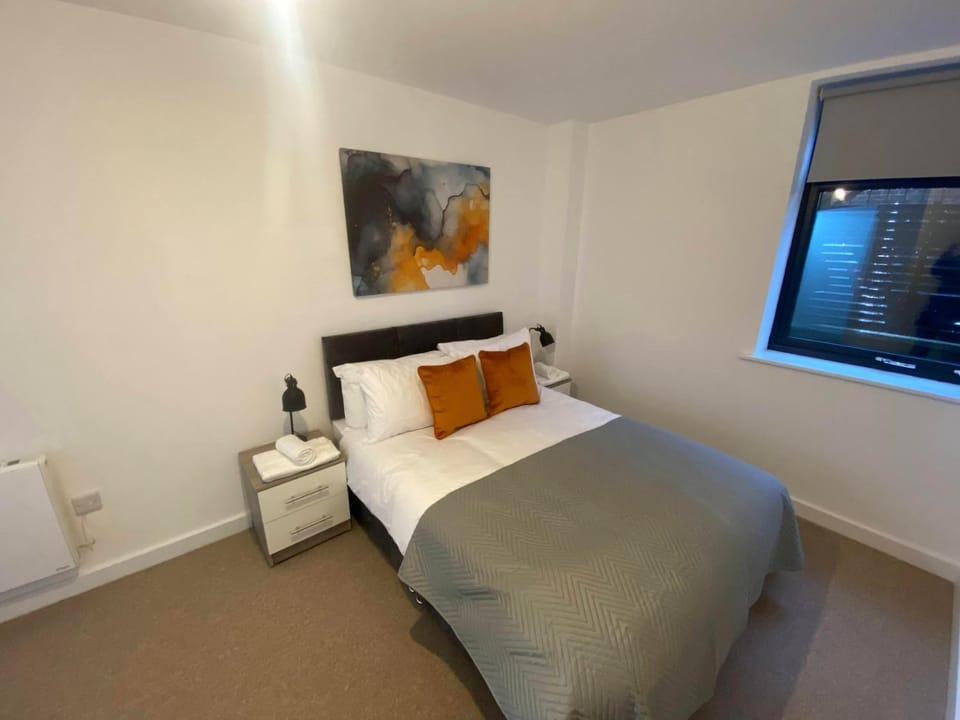 Contemporary 2Bed Gateway to the Cotswolds Apartment in Swindon