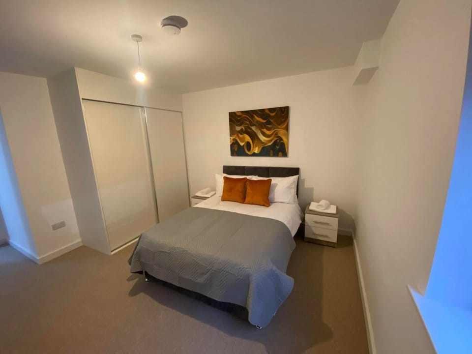 Contemporary 2Bed Gateway to the Cotswolds Apartment in Swindon