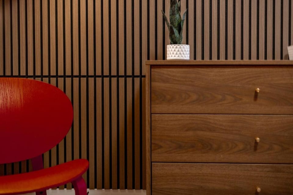 Retro-Chic Hideaway - Walking Distance To Stampede Apartment in Calgary