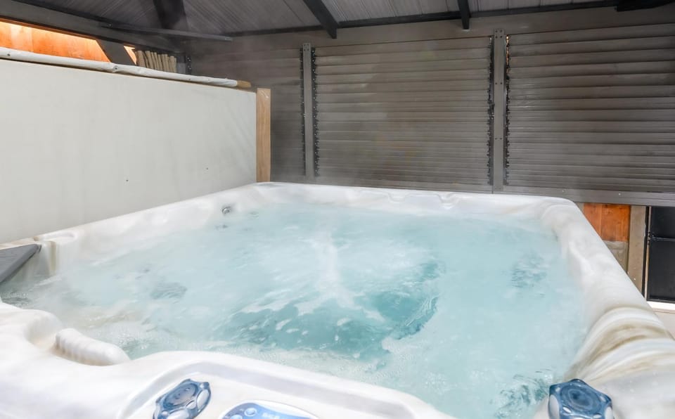 Hot Tub, Hot Tub