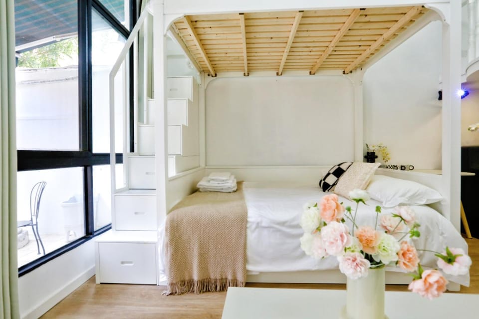 Bed, Seating area