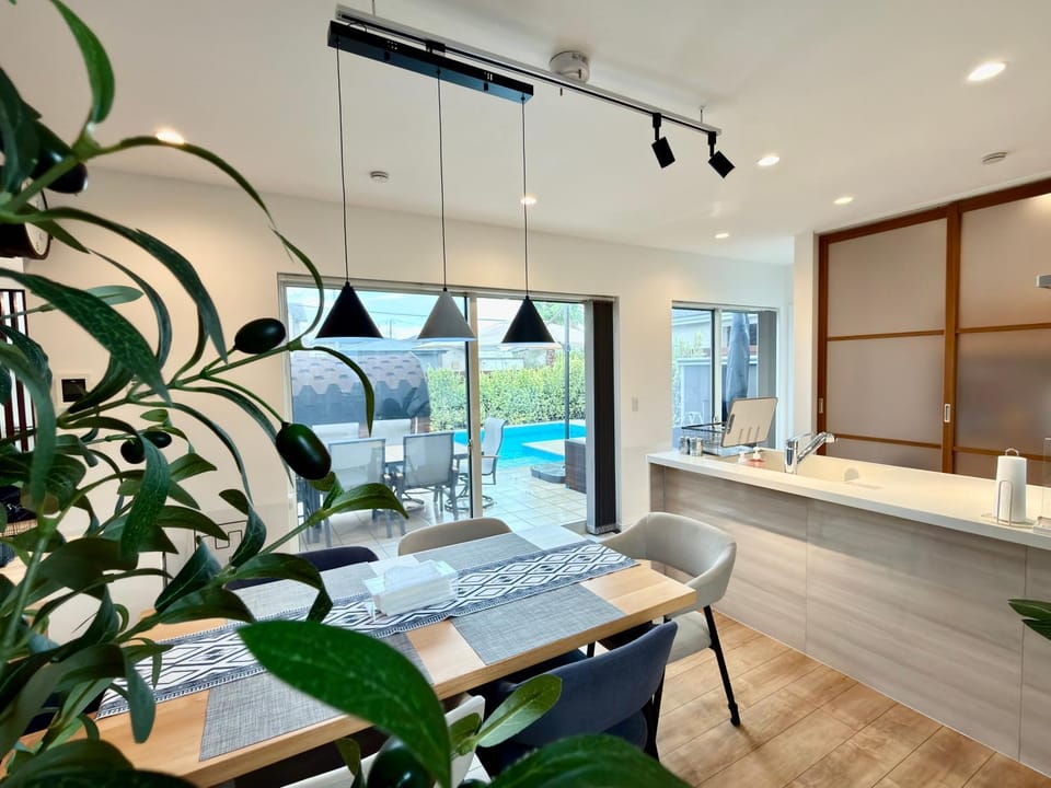 Dining area, Pool view