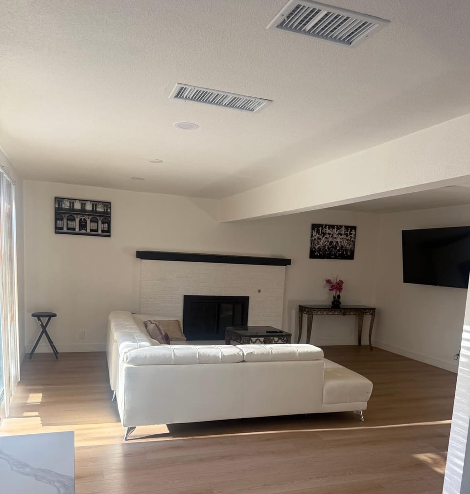 4 bedroom Luxuriously Furnished Modern Mansion With Pool, Spa, and Patio House in Green Valley North