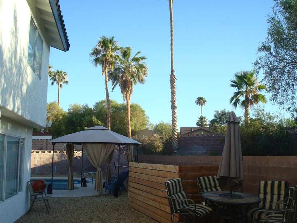 4 bedroom Luxuriously Furnished Modern Mansion With Pool, Spa, and Patio House in Green Valley North