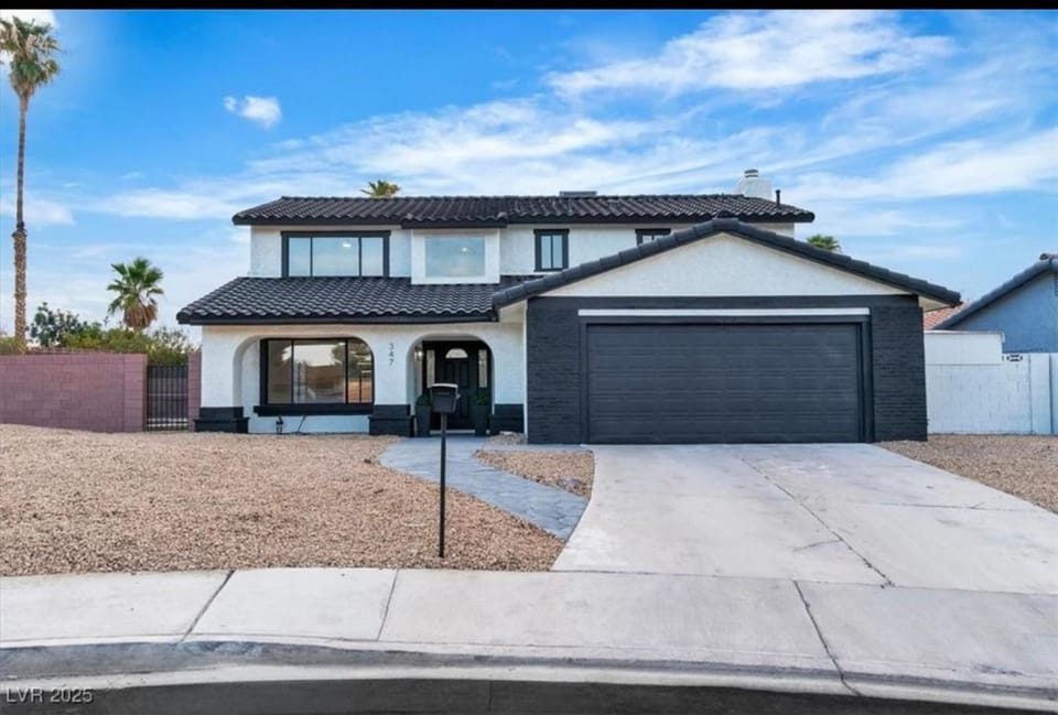 4 bedroom Luxuriously Furnished Modern Mansion With Pool, Spa, and Patio House in Green Valley North