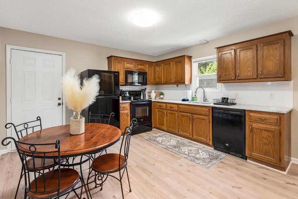 Charming Belmont Bungalow - 5 Min Walk to Downtown House in Belmont