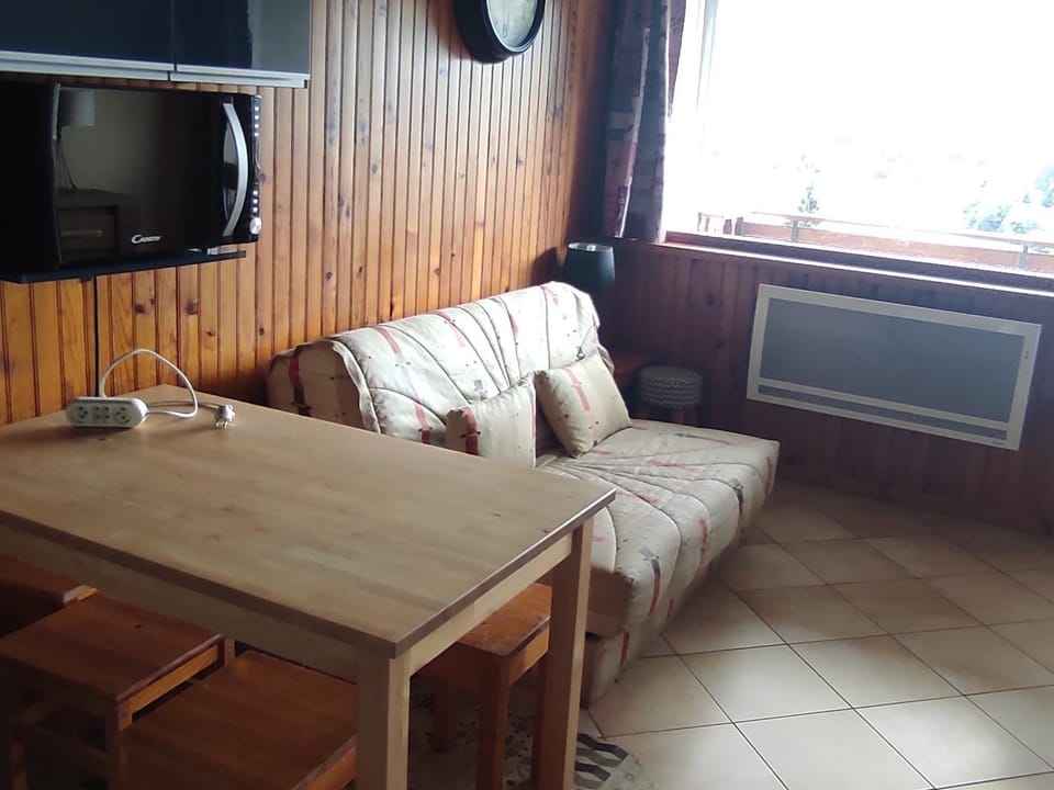 Studio moderne 4 pers. avec WIFI, vue lac et parking au cœur de Super Besse - FR-1-814-176 Apartment in Besse-et-Saint-Anastaise
