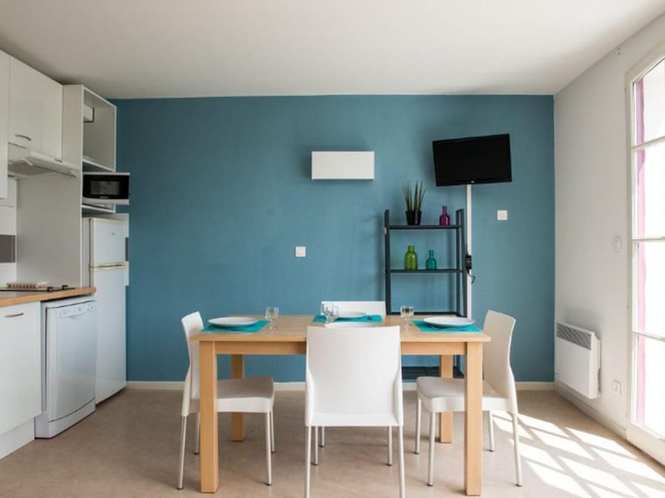 Maison confortable avec terrasse, 3 chambres pour 6 personnes - API-1-52-1327 Campground/ 
RV Resort in Occitanie