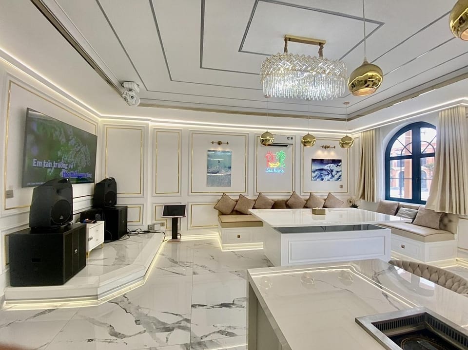 Communal lounge/ TV room, Living room, Guests, kitchen, air conditioner