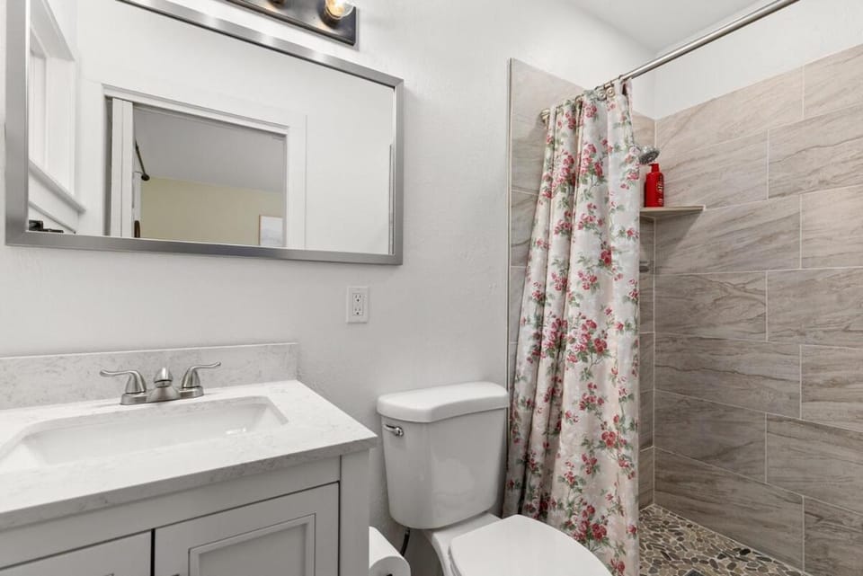 4 min to Hospitals Modern Northside Haven Apartment in Billings