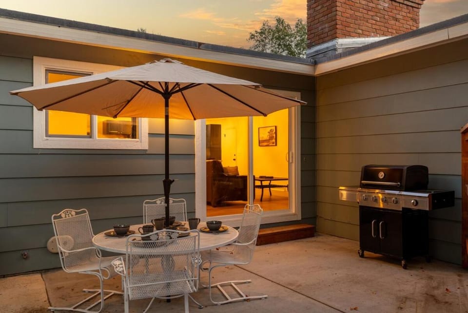 4 min to Hospitals Modern Northside Haven Apartment in Billings