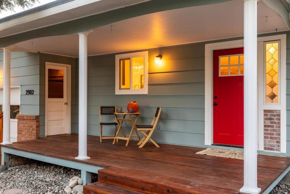 4 min to Hospitals Modern Northside Haven Apartment in Billings