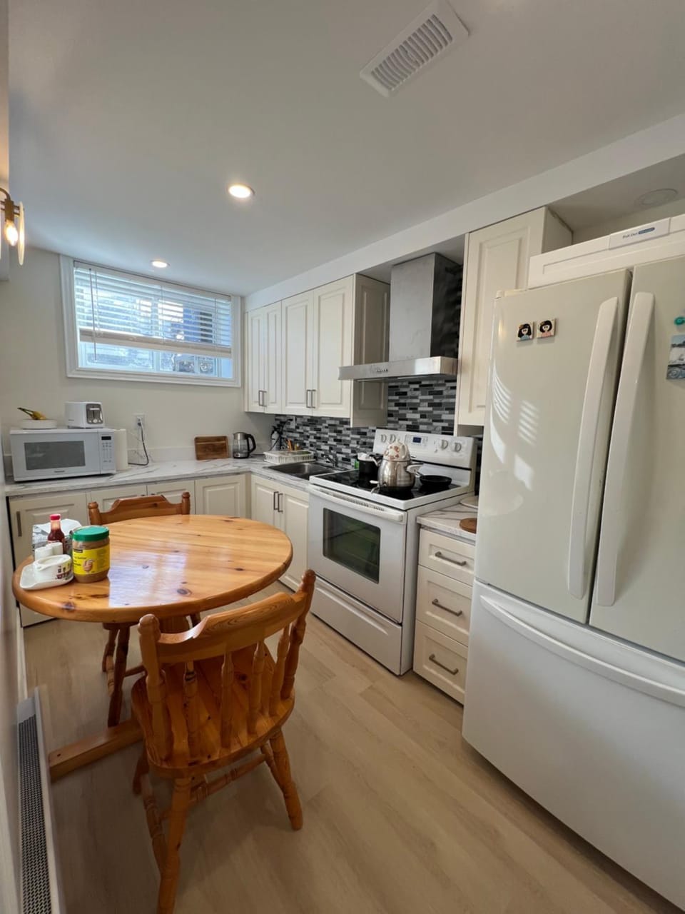 separate Suite Near Transit - Private Stay in Toronto Registration number STR-2503-FSHPPQ Bed and Breakfast in Toronto