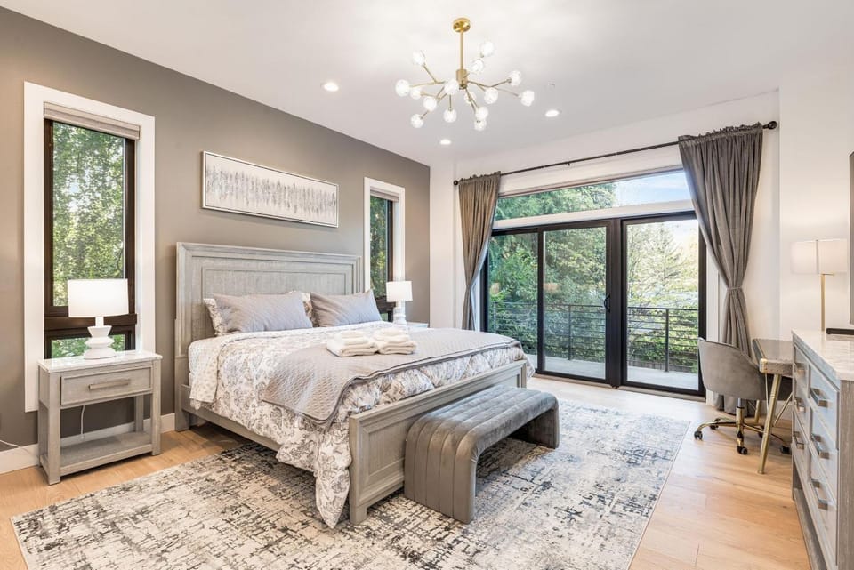 BELL115*: Bellevue Splendor House in Bellevue