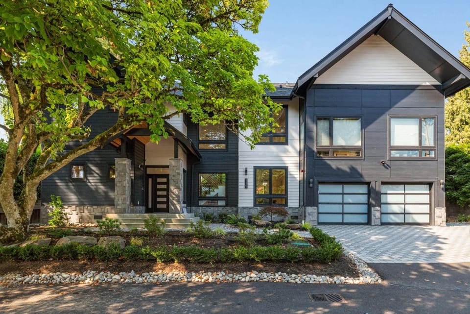BELL115*: Bellevue Splendor House in Bellevue