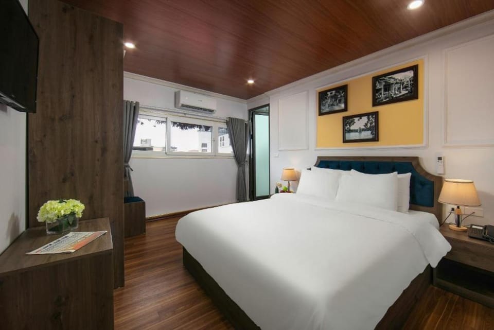 Bed, Living room, Bedroom