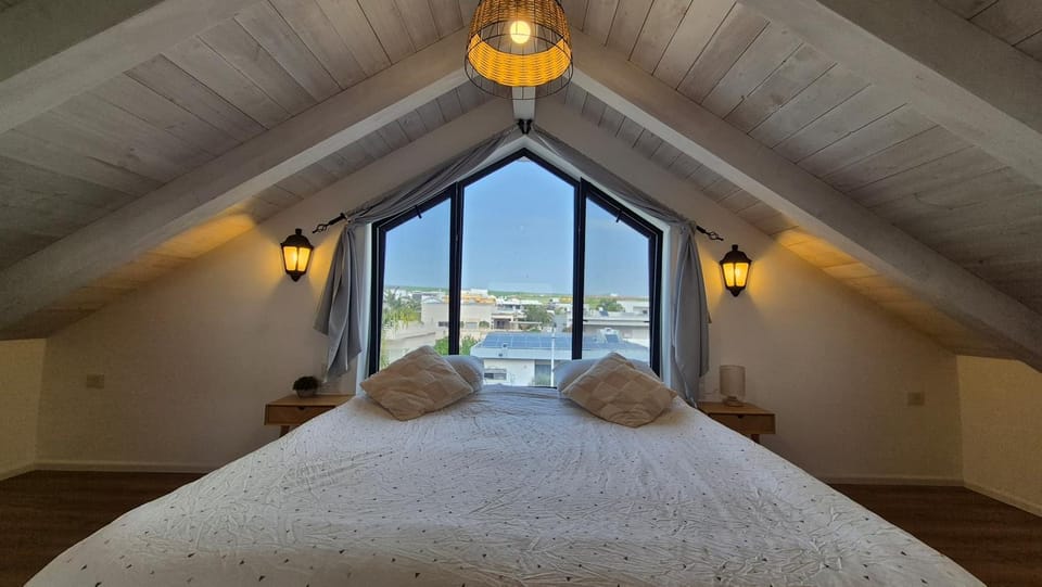 Bed, Photo of the whole room, Bedroom, Quiet street view, air conditioner