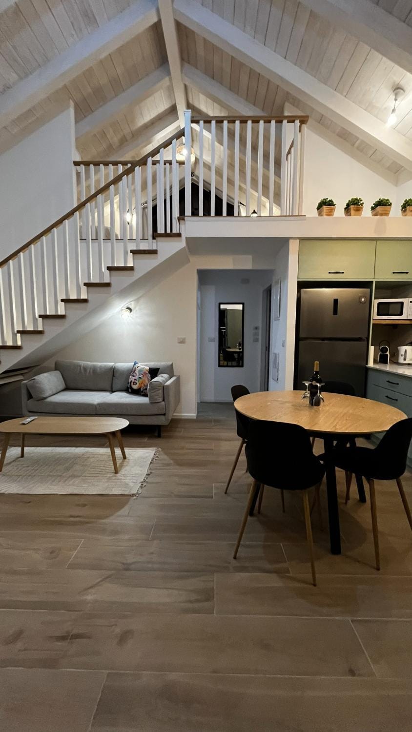 Coffee/tea facilities, Kitchen or kitchenette, Living room, Seating area, Dining area, Family, microwave, stove