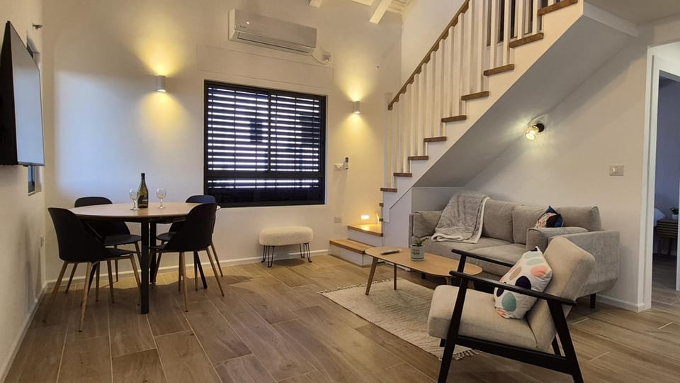 TV and multimedia, Living room, Seating area, Dining area, Family, air conditioner