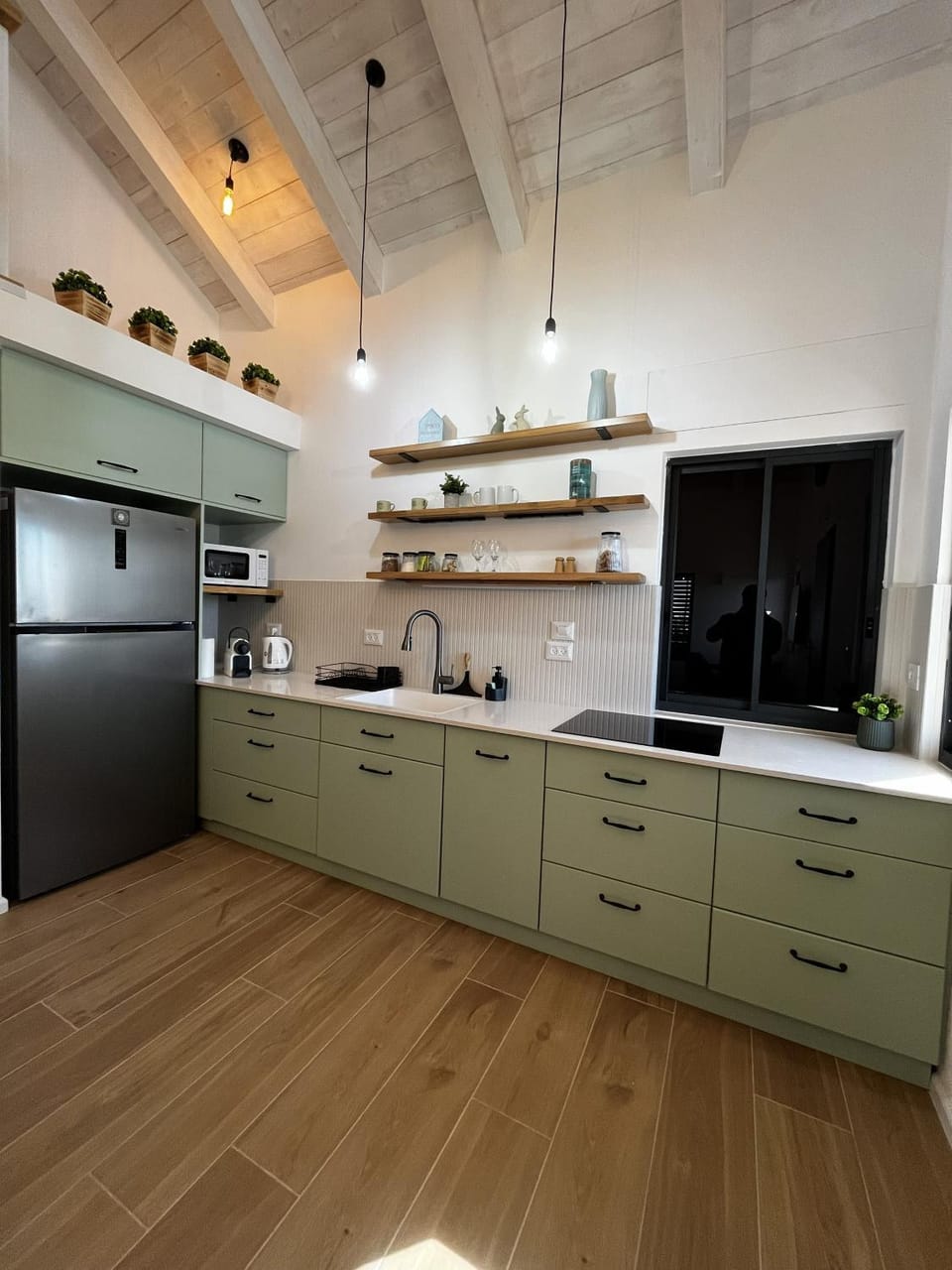 Coffee/tea facilities, Kitchen or kitchenette, microwave, stove, kitchen