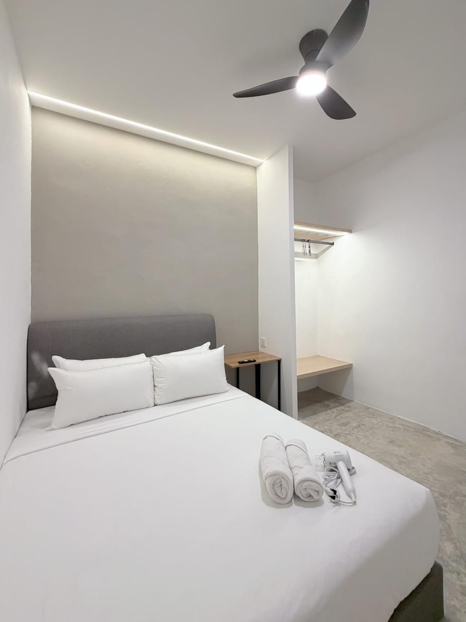Bedroom, towels