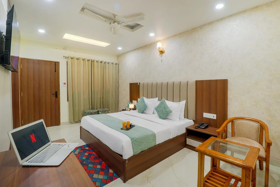 Bed, TV and multimedia, Living room, Photo of the whole room, Seating area, Evening entertainment, Bedroom