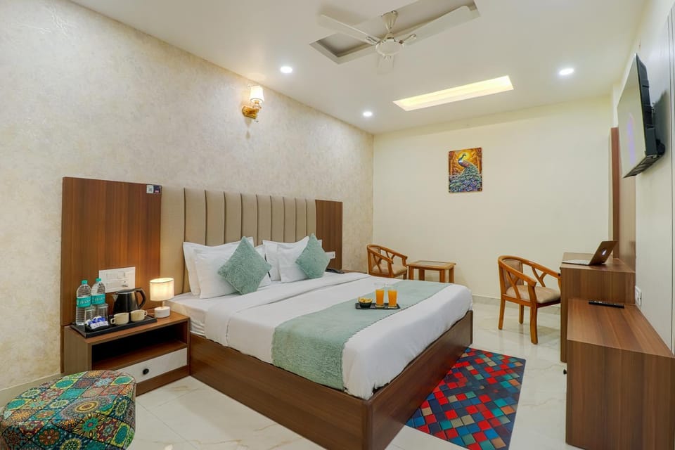 Bed, TV and multimedia, Living room, Photo of the whole room, Seating area, Evening entertainment, Bedroom, air conditioner
