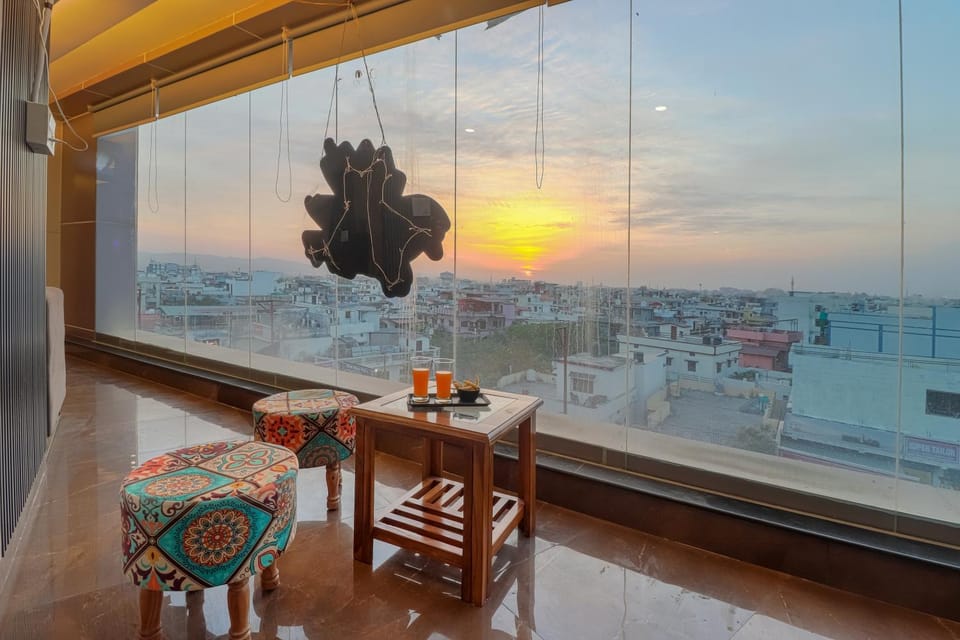 View (from property/room), Balcony/Terrace, Living room, City view, Sunrise, Sunset