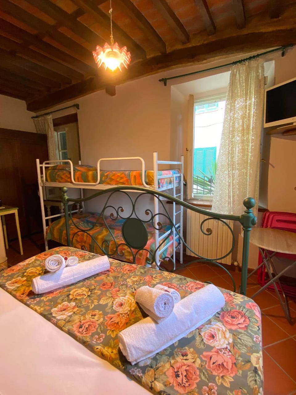 Bed, TV and multimedia, Photo of the whole room
