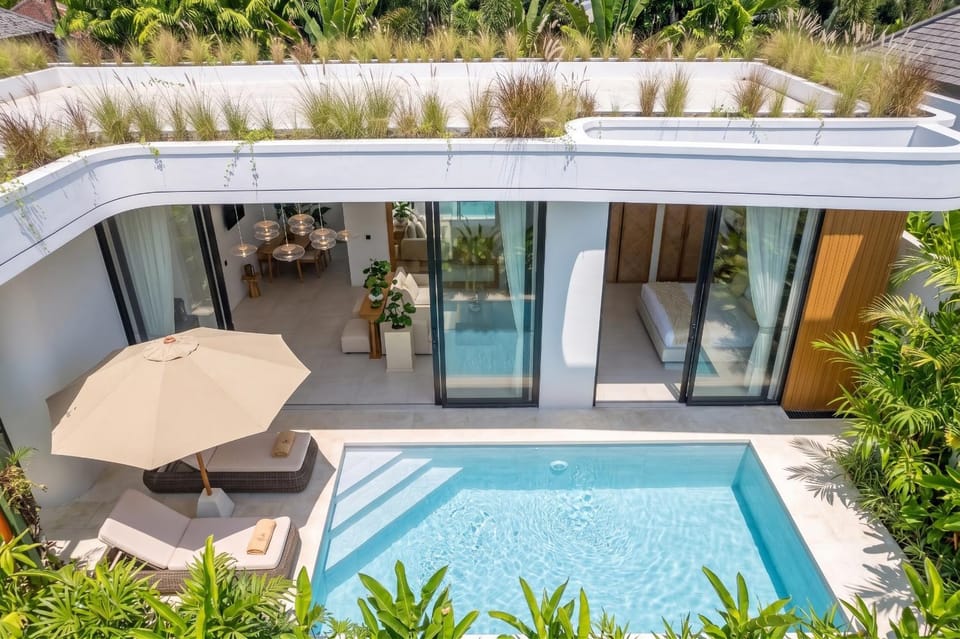 Property building, Patio, Swimming pool, Swimming pool, sunbed