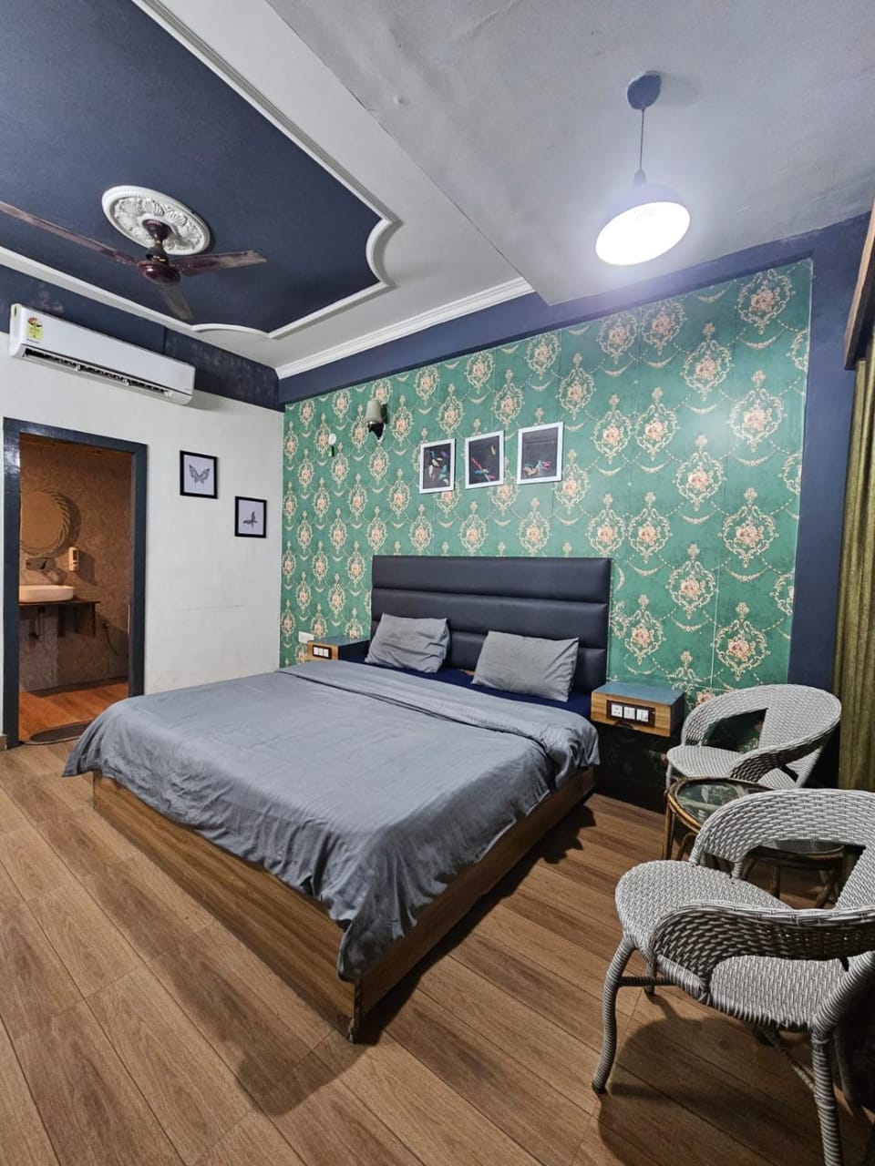 Bed, Photo of the whole room, Bedroom