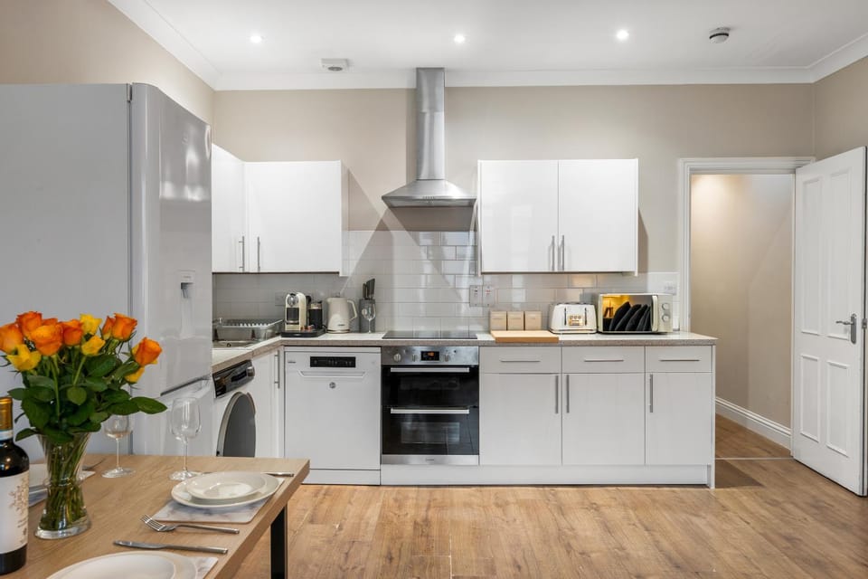 Coffee/tea facilities, Kitchen or kitchenette, dishwasher, oven, stove, toaster