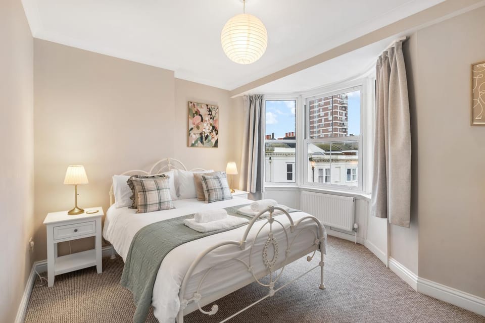 Bed, Photo of the whole room, Bedroom, hair dresser, towels
