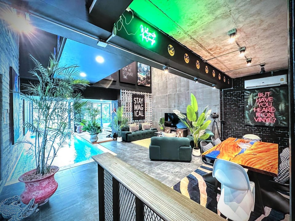 Living room, Seating area, Dining area