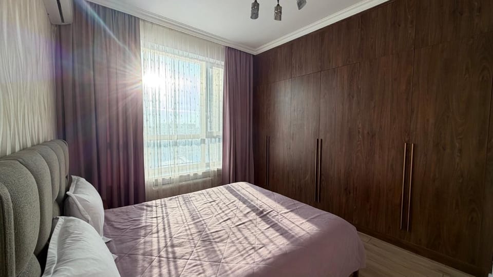 Photo of the whole room, Bedroom, wardrobe