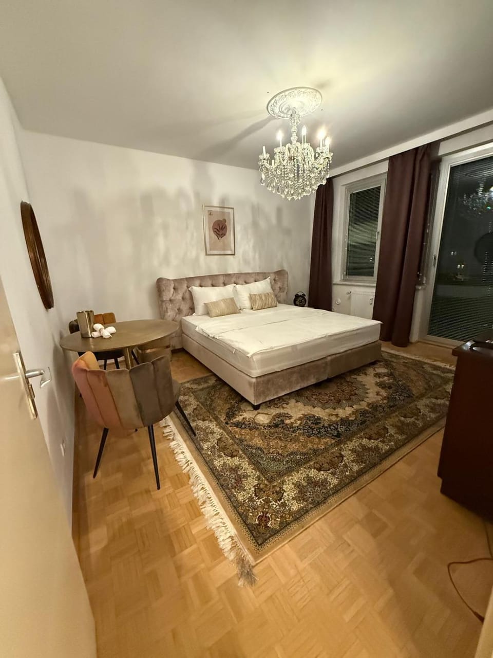Bed, Photo of the whole room, Seating area
