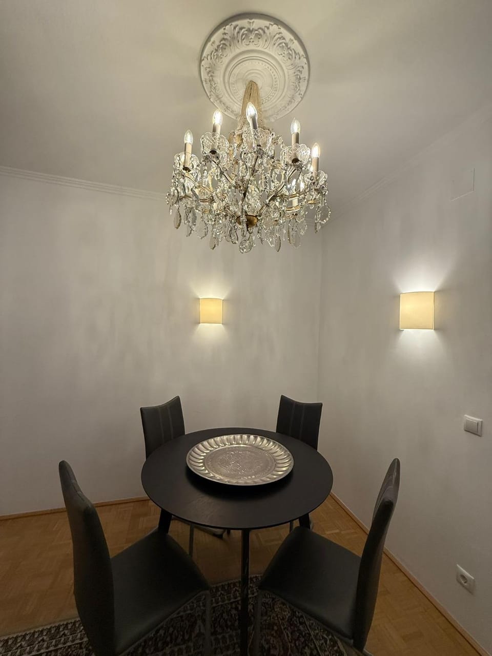 Seating area, Dining area
