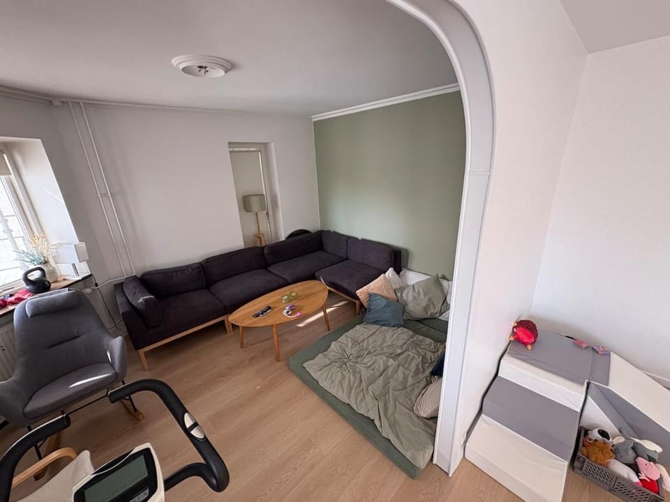 Bed, TV and multimedia, Photo of the whole room, Seating area, Bedroom