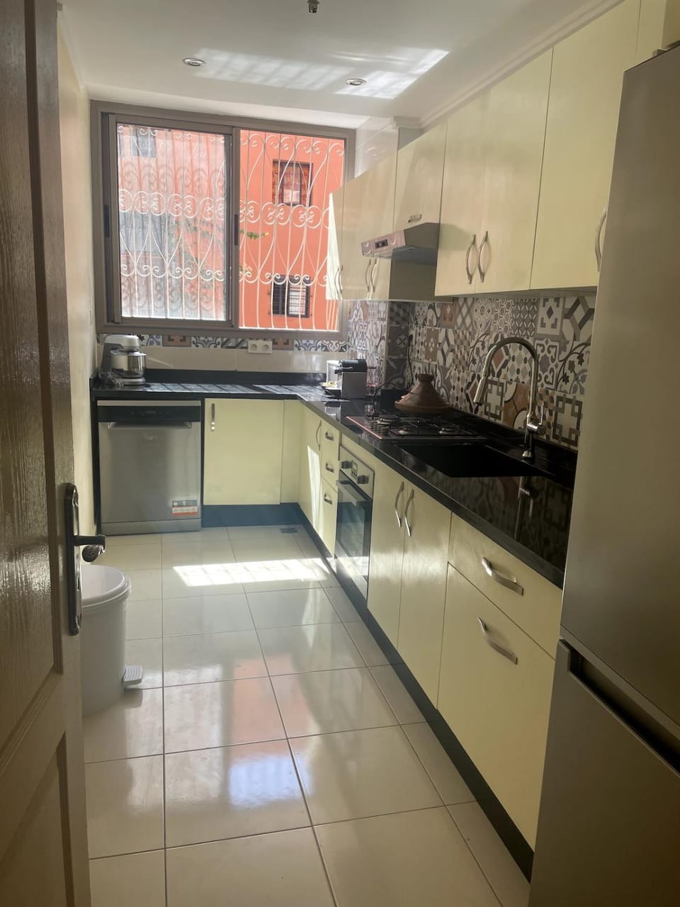 Kitchen or kitchenette, dishwasher, oven