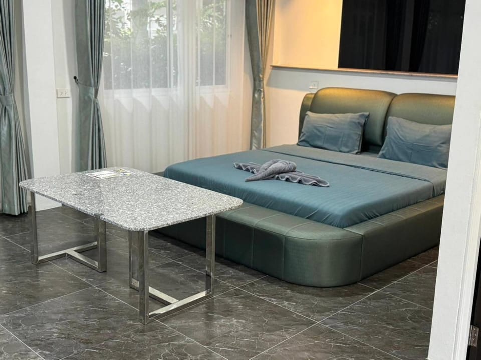 Bed, Photo of the whole room, Seating area