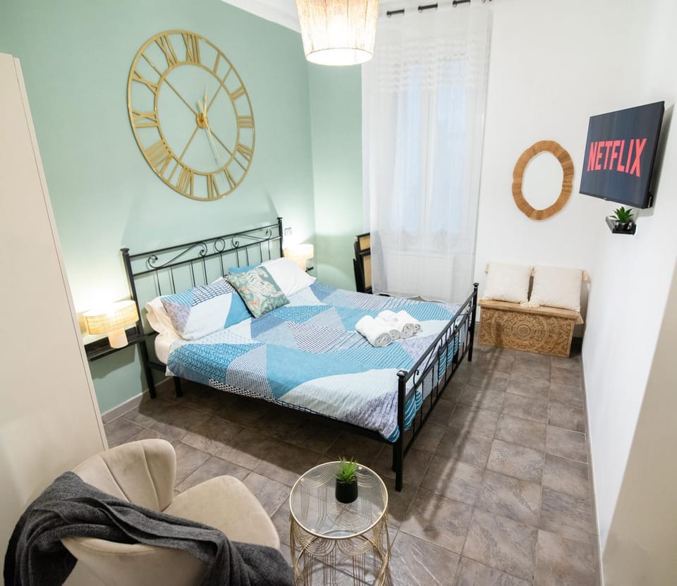 Bed, TV and multimedia, Decorative detail, Seating area, Bedroom, furniture, heating, heating, internet, internet, towels, wardrobe