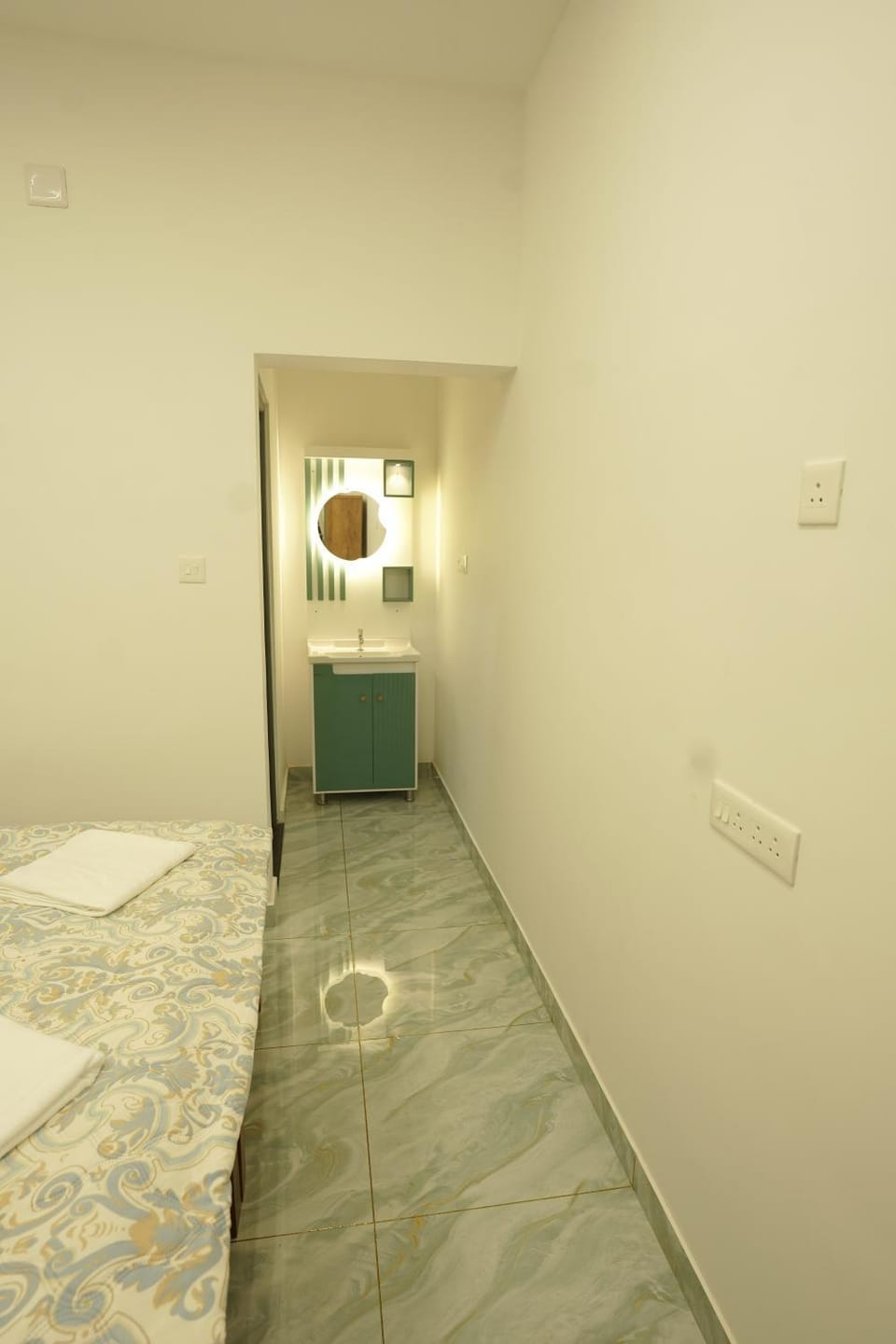 Bed, Photo of the whole room, wardrobe