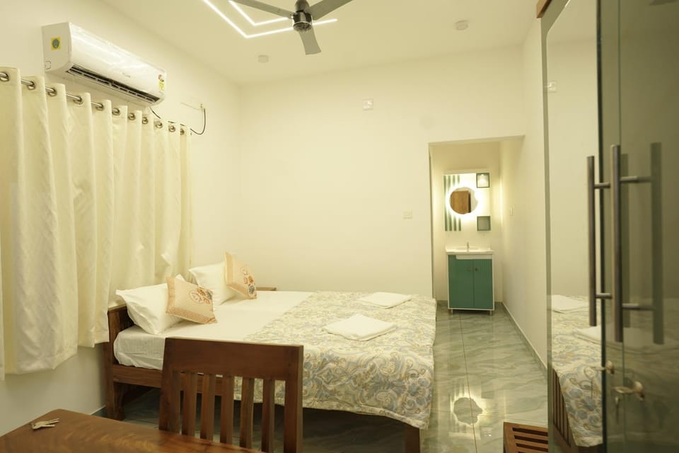 Bed, Photo of the whole room, Bedroom, towels, wardrobe, air conditioner