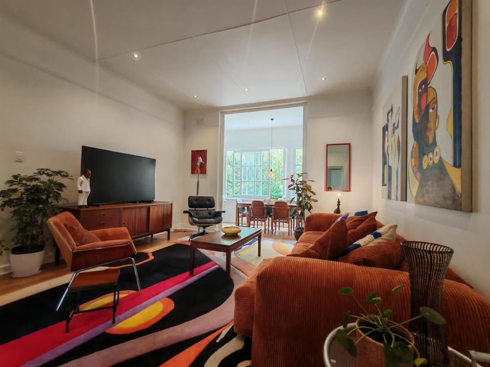 Lyron - Large, central and secure 3 bed with ACs and workspace Apartment in Sea Point