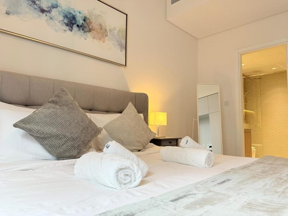 Bed, towels
