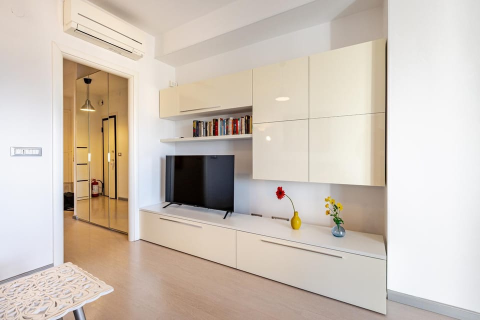 TV and multimedia, Living room, Seating area, air conditioner