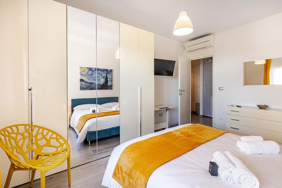 Bed, Photo of the whole room, Seating area, Bedroom, air conditioner