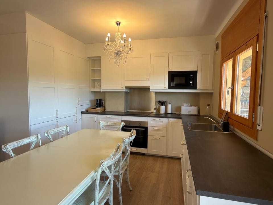 Exclusiu apartament al centre, piscina, 3 hab, 2,5 banys, 6pax by Cal Querol Apartment in Llívia
